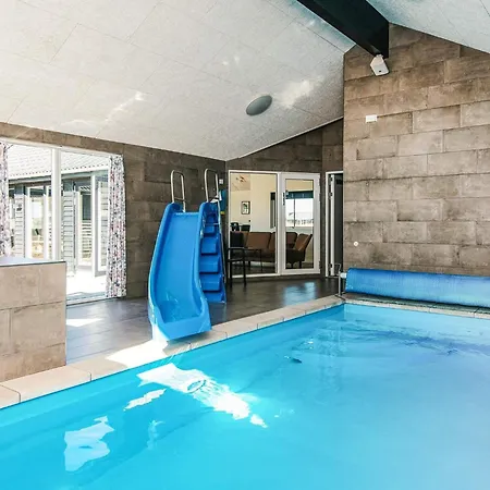 Luxury Retreat With Pool Casa de Férias